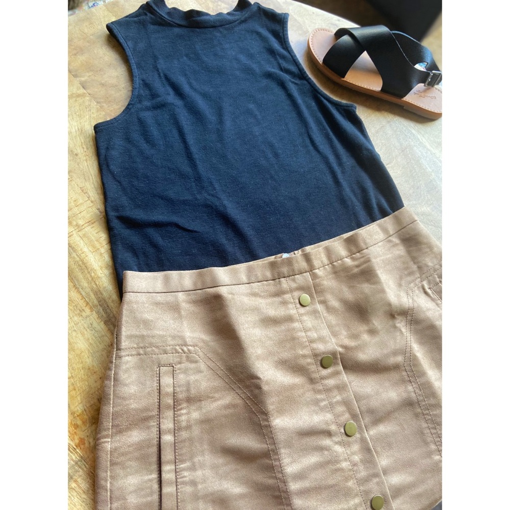 Suede Button Front Mini Skirt with Pockets || H&M - Picture 4 of 4